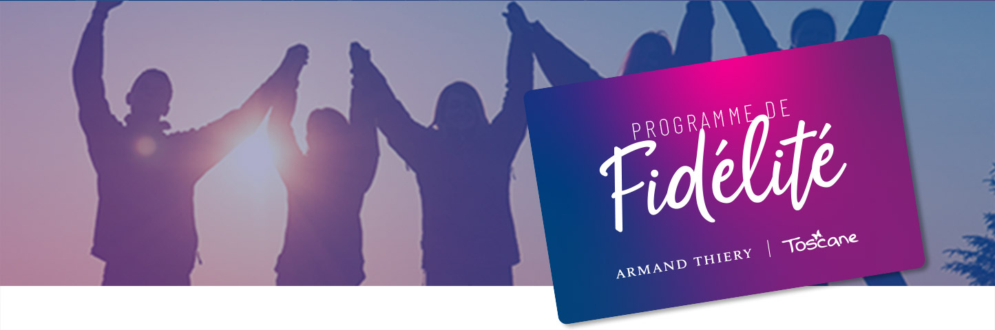 Personnes levant les bras au coucher du soleil avec la carte 'Programme de Fidélité'